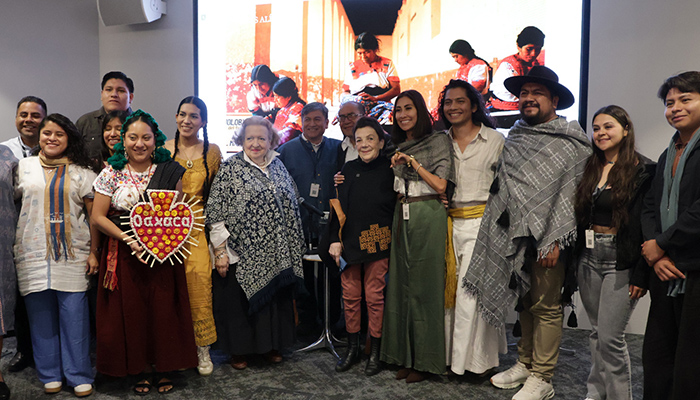 “El ojo que se nutre, también nutre el corazón”, compartió la fotógrafa Graciela Iturbide con jóvenes en la IBERO. Fotos: Mariana Domínguez Batis.