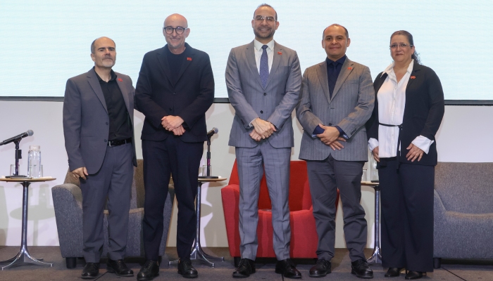 El Mtro. Roberto Holguín Molina, Director del Departamento de Diseño; Dr. Alejandro Anaya Muñoz, Vicerrector Académico; Dr. Luis Arriaga Valenzuela, S.J., Rector de la IBERO; Dr. Eduardo Gamaliel Hernández Martínez, Director Divisional de Ciencia, Arte y Tecnología y la Mtra. Alejandra de la Peña, Académica del Departamento y coordinadora del foro.