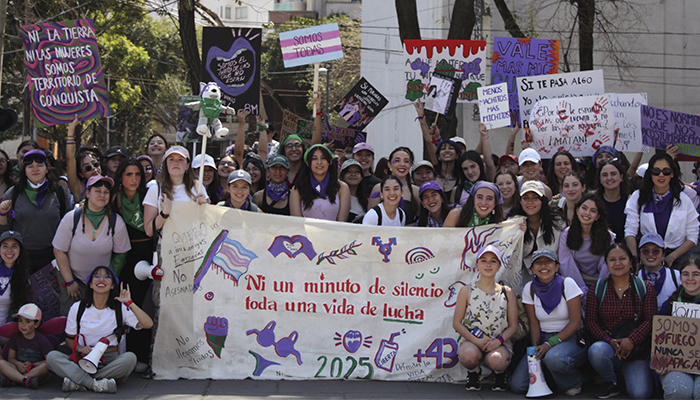 El contingente de la IBERO en la marcha del #8M. Foto Natalia Silva