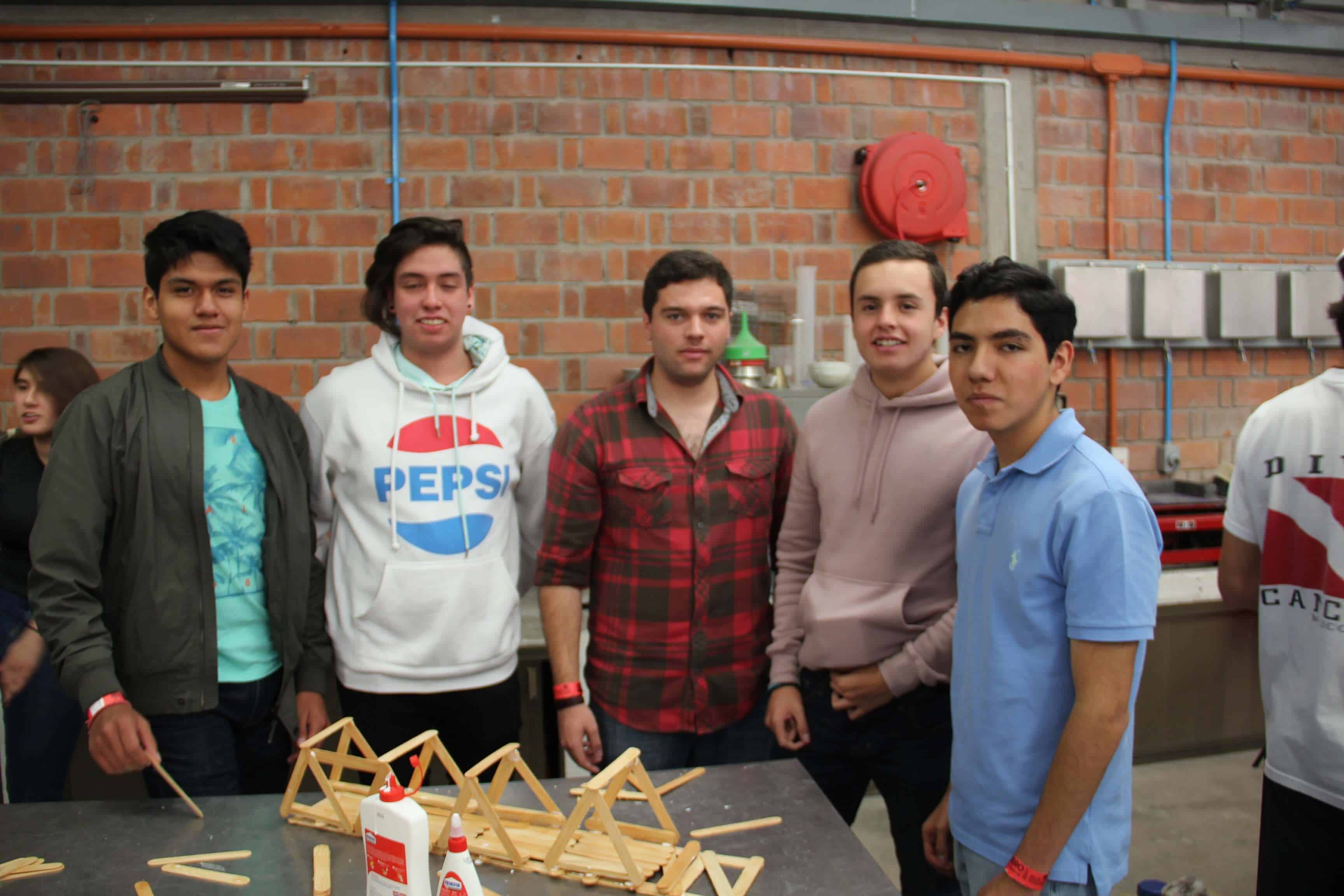 Participantes a IBERO Tu Espacio construyeron puentes con palitos de madera (Valentina González/IBERO).