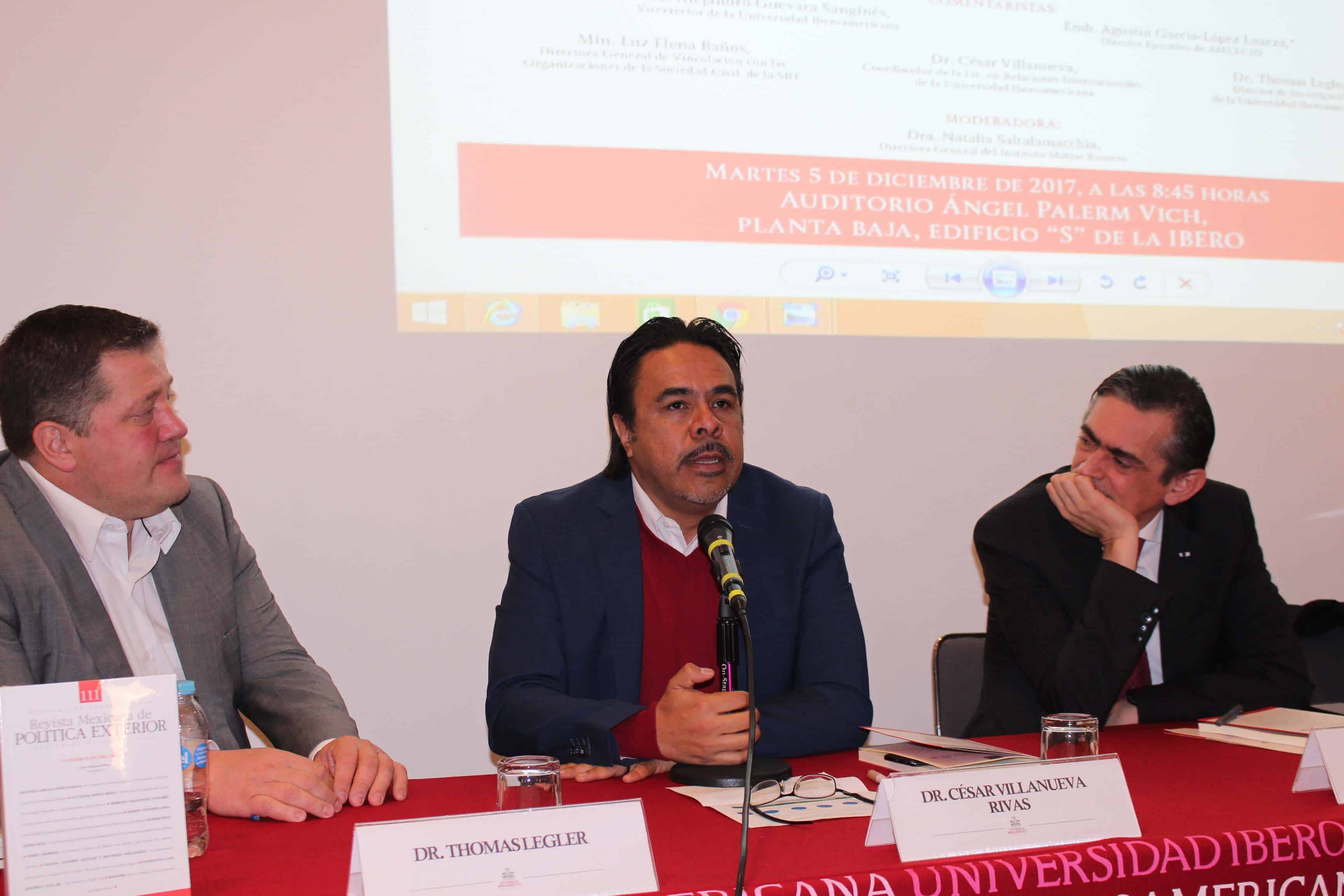 Al centro, el Dr. César Villanueva, coordinador de la Licenciatura en Relaciones Internacionales de la IBERO (Valentina González/IBERO).