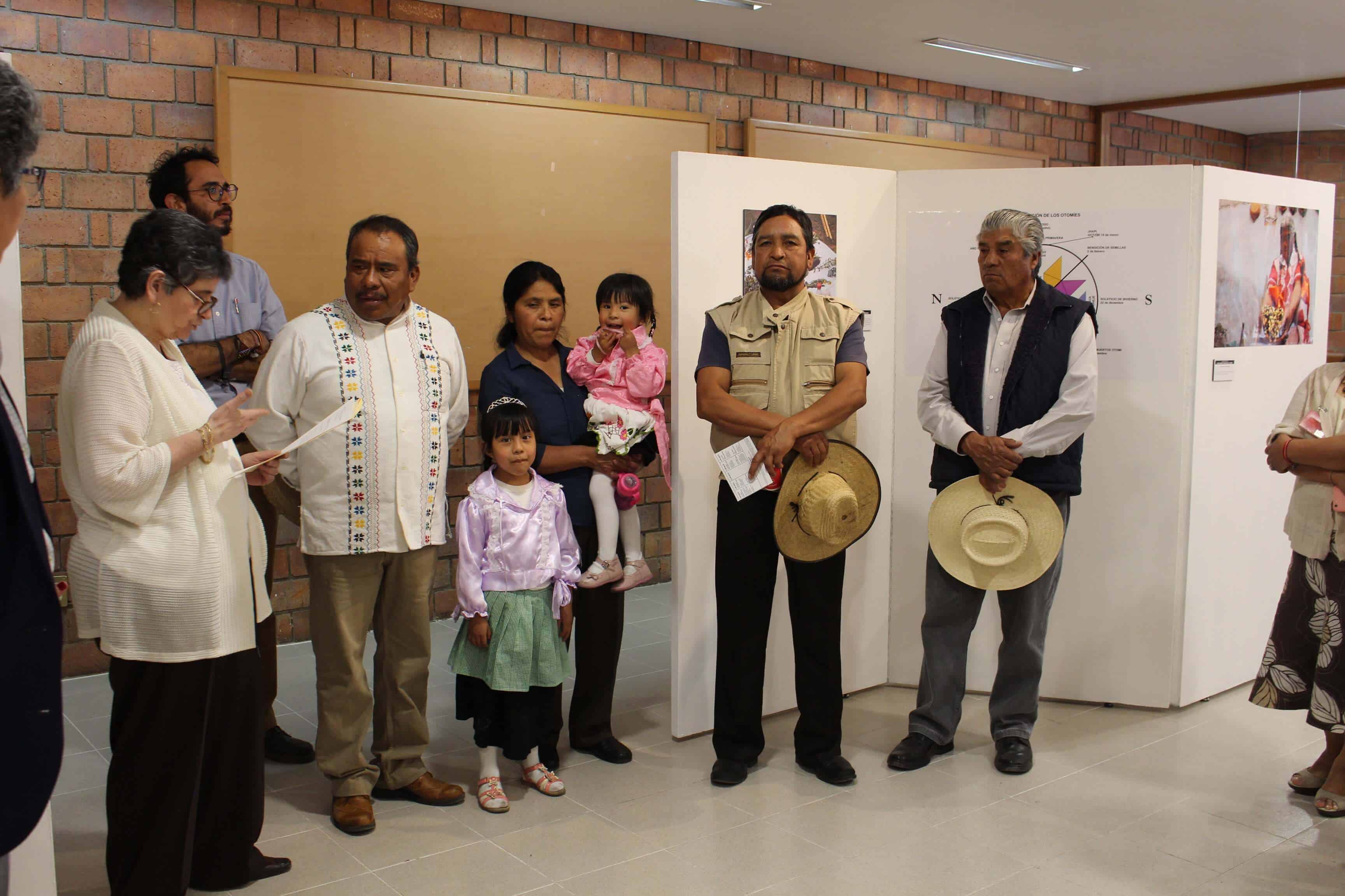 Teresa Matabuena, directora de la Biblioteca Francisco Xavier Clavigero, da la bienvenida. Foto/ Jorge Tovalín