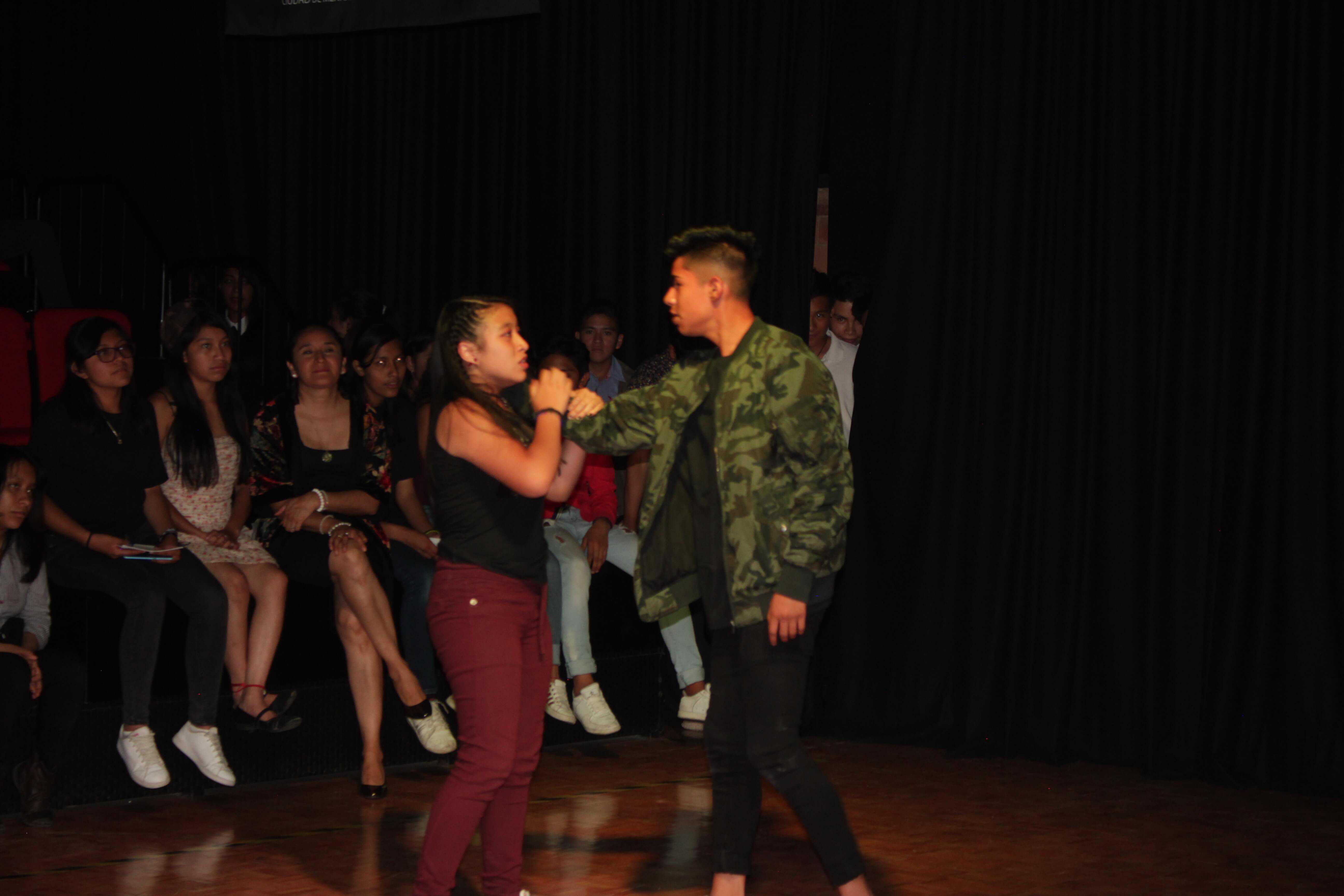 Una escena de celos por parte de un joven a su novia.