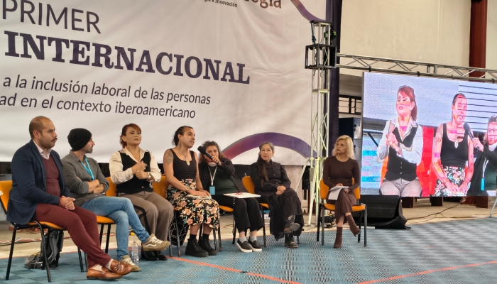 Ammarantha Wass al micrófono y activistas latinoamericanas de Bolivia, Colombia y México.