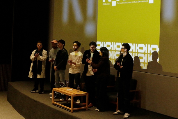 Artistas de la Licenciatura en Comunicación tras la presentación de sus proyectos en la Cineteca. Fotos: Jorge Luis Cortés.
