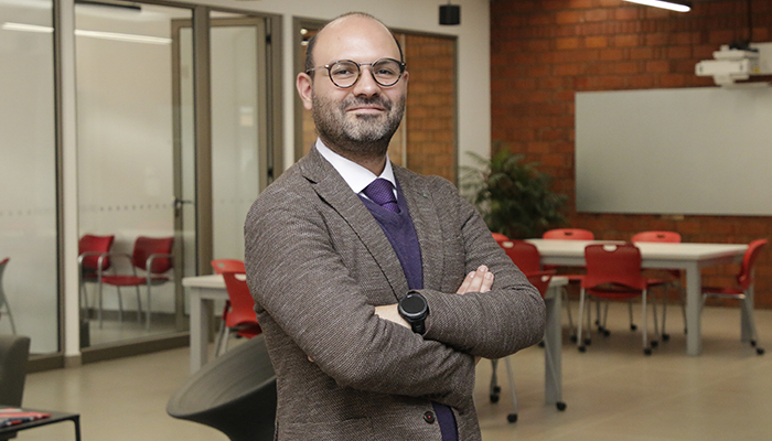 “Queremos que nuestra comunidad universitaria tenga acceso a herramientas tecnológicas que, lejos de deshumanizar, permitan un aprendizaje más cercano, dinámico y accesible”, enfatizó Luis Medina Gual, Director de Innovación Educativa de la IBERO. Foto: Alberto Hernández Mendoza