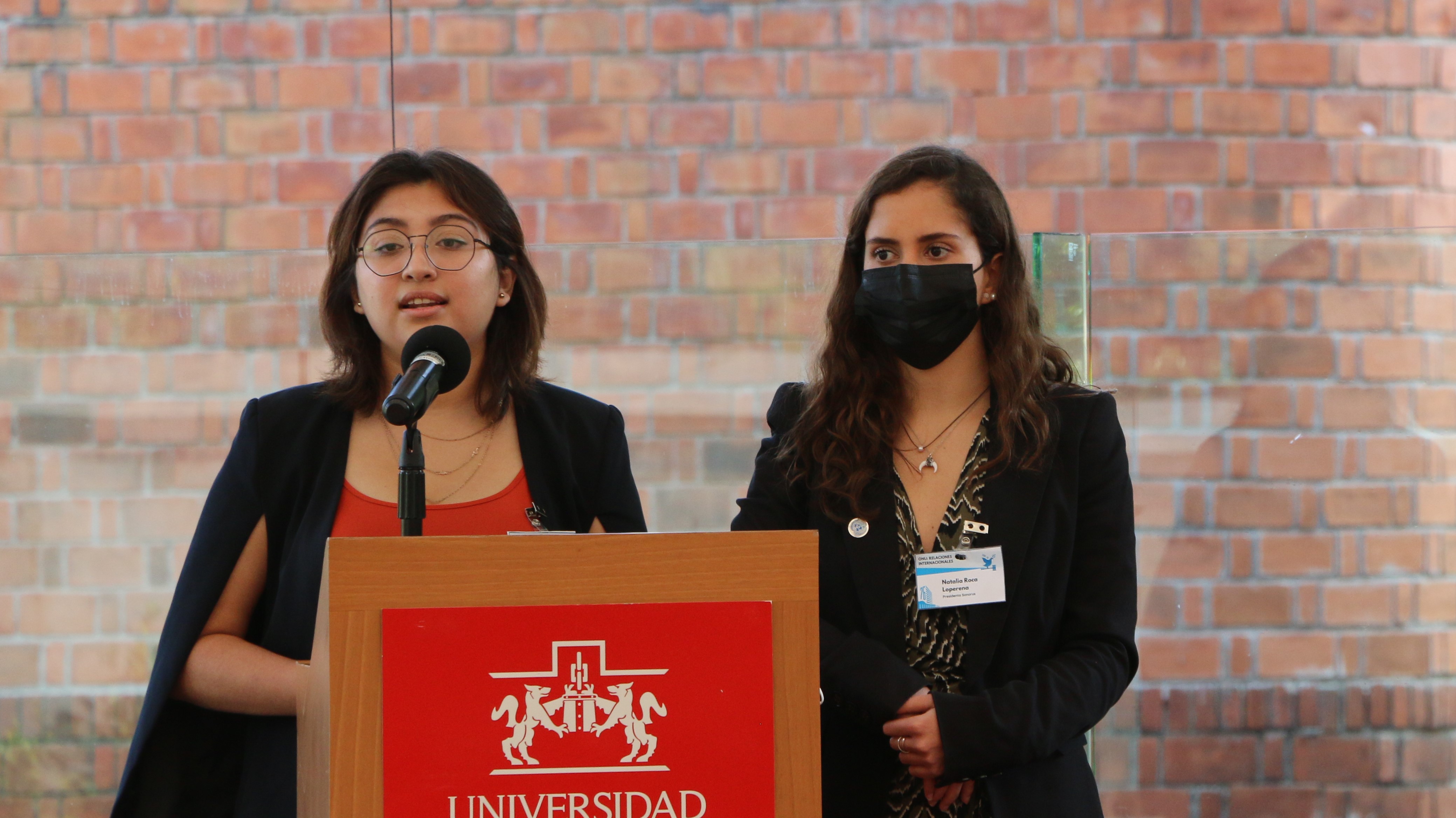 Melissa Hernández Méndez, coordinadora de SDG Ibero Hub, y Natalia Roca Loperena, presidenta de la representación estudiantil de Relaciones Internacionales