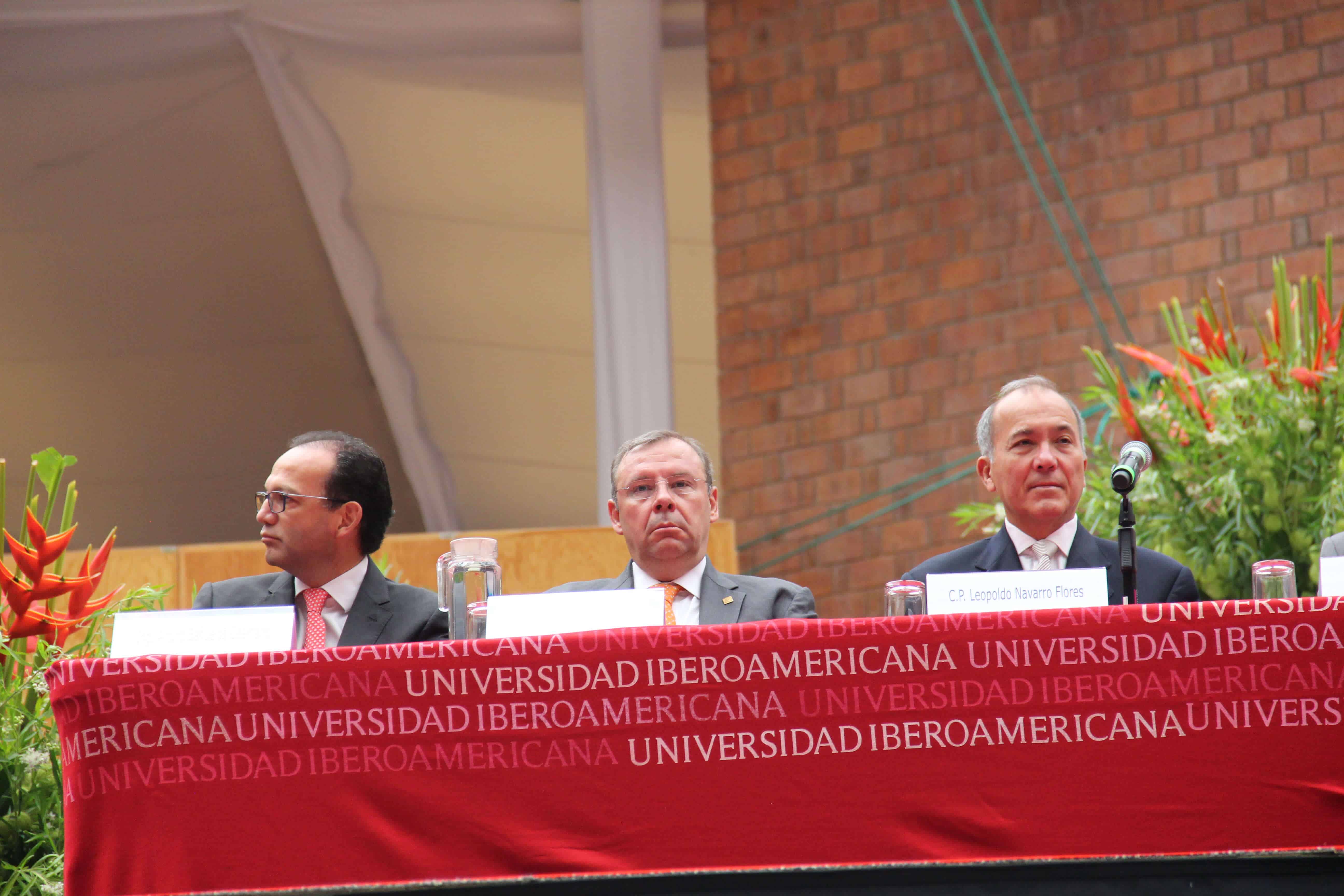 El Mtro. Jose Antonio Morfin, director de la División de Ciencia, Arte y Tecnología, junto a C. Leopoldo Navarro, director general Administrativo (Valentina González/IBERO).