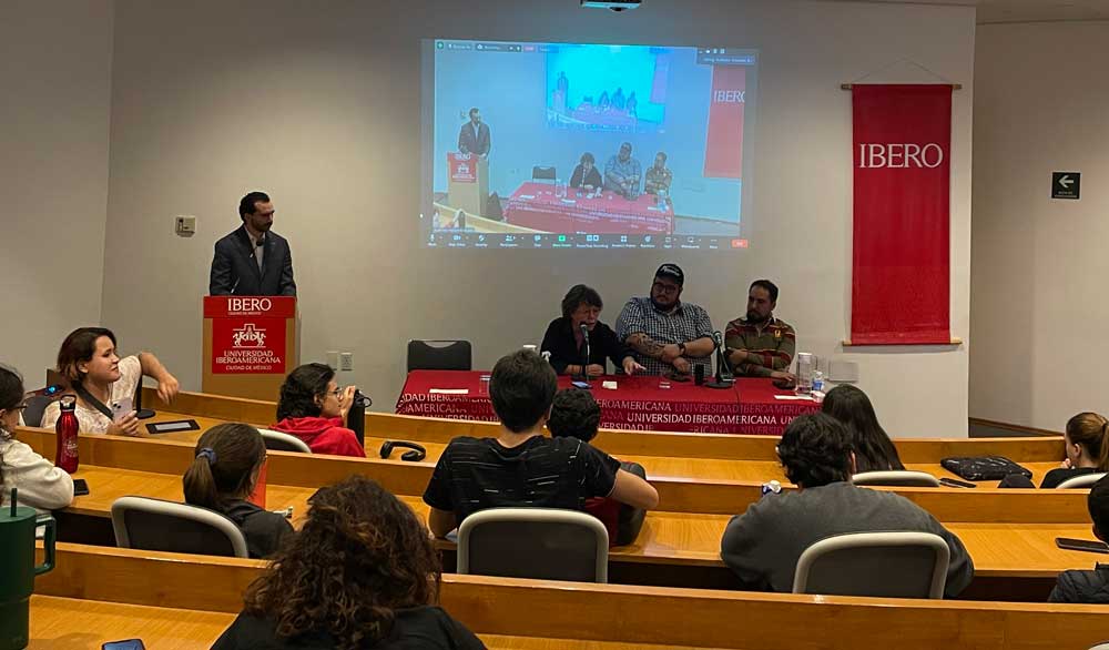 De izquierda a derecha: Alejandro Domínguez (en el estrado), quien fue moderador de esta charla, Gabriela Warkentin, Leonardo Luna y Diego Martínez. Foto: Laura Herrera.