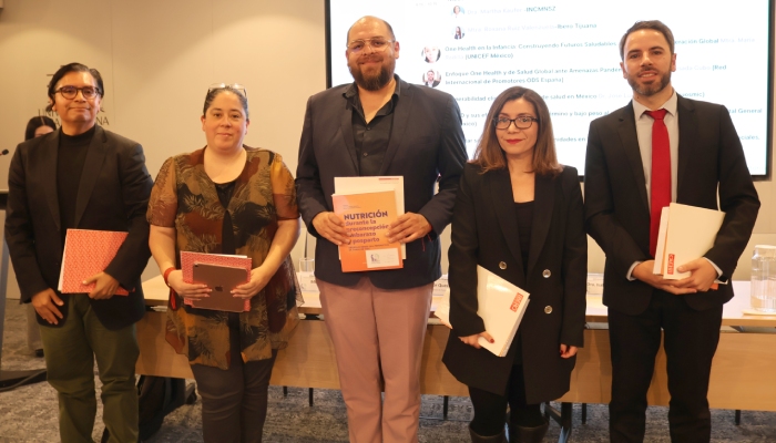 El Dr. Óscar Martínez, la Mtra. María Radilla, el Dr. José Luis Hernández, la Dra. Isabel Omaña Guzmán y Dr. Víctor Quesada Cubo