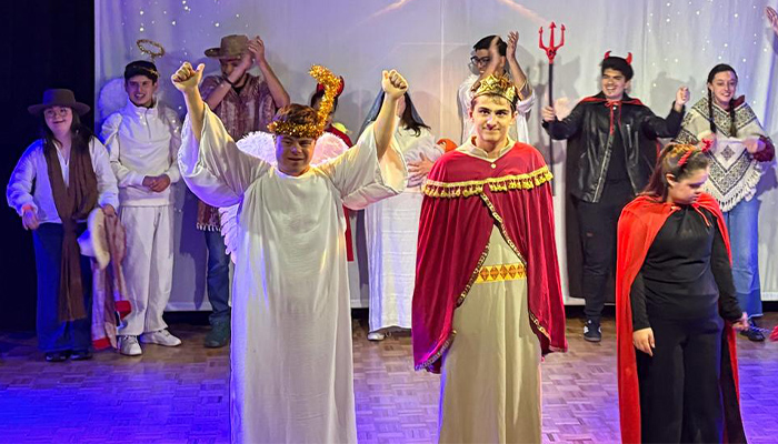 El elenco del Programa Somos Uno Más llenó el Foro Cardoner de música, humor y espíritu navideño con su Gran Pastorela. Fotos Lucía Schiavon Kessel.