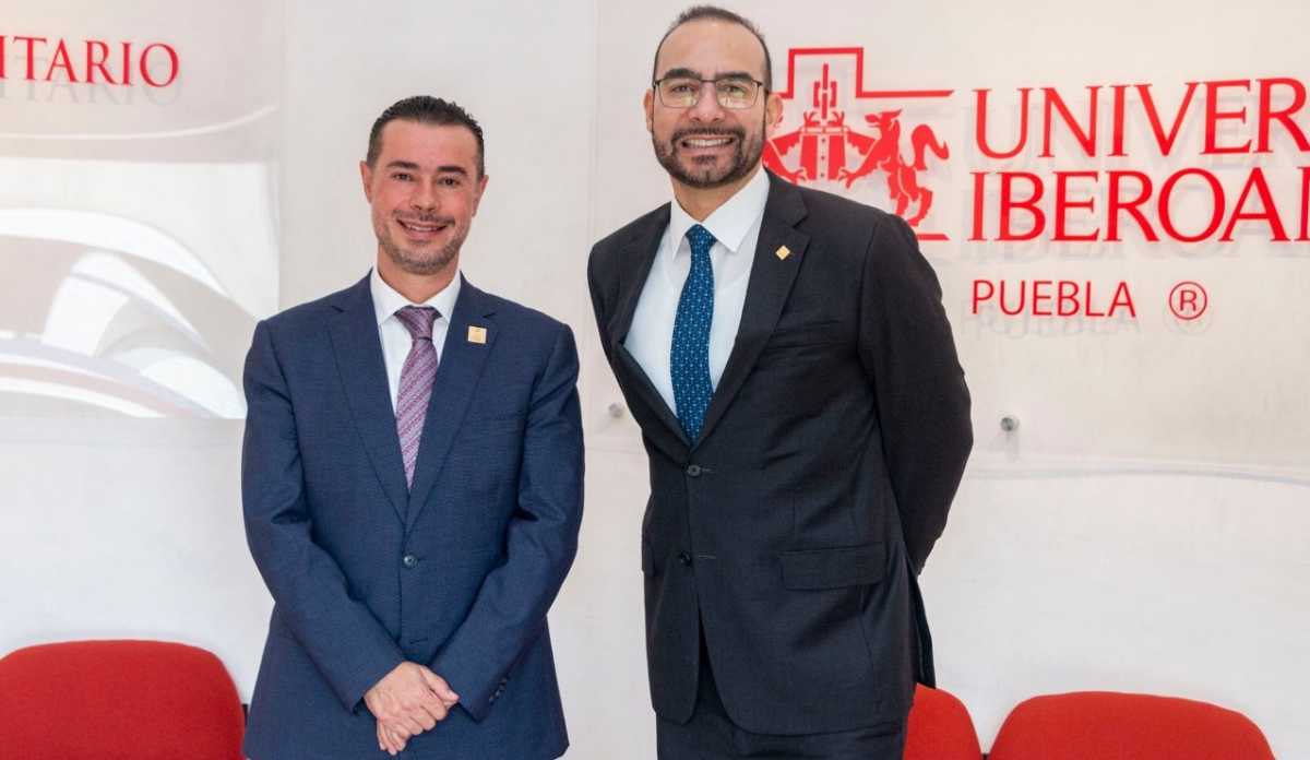 El Dr. Luis Arriaga Valenzuela, S. J., Rector de nuestra IBERO CDMX (derecha), asistió al tercer informe de labores del Mtro. Mario Patrón, Rector de la IBERO Puebla (Ramón Tecólt González).