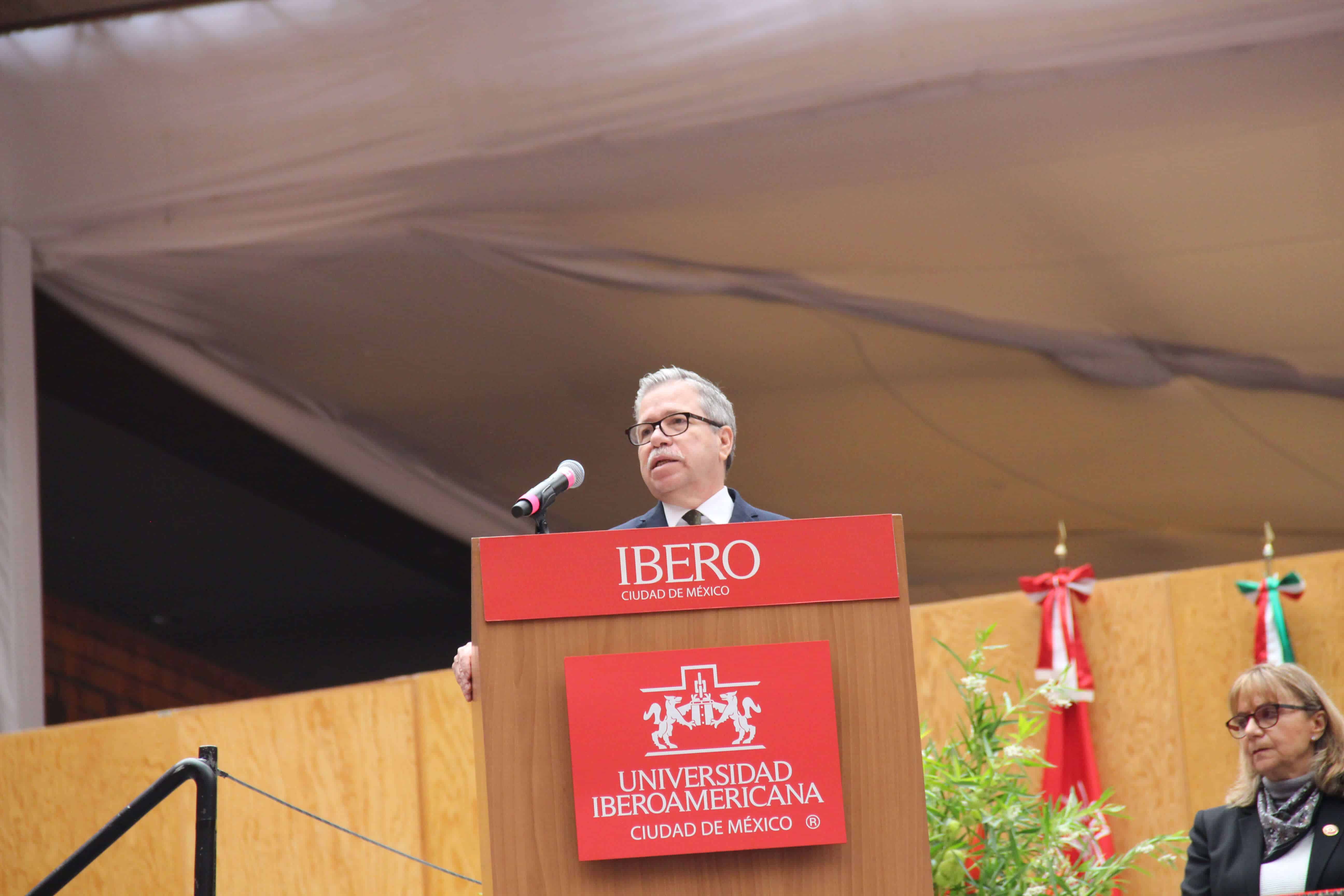 El Mtro. David Fernández, Rector de la IBERO, ofreció unas palabras a los 985 jóvenes que terminaron sus estudios (Valentina González/IBERO).