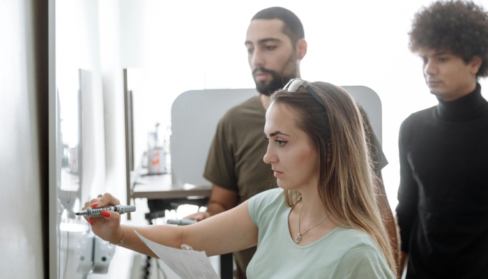 Las relaciones públicas se encargan de crear narrativas que enaltezcan la reputación e imagen de una marca a través de conversaciones positivas en los medios con públicos específicos.