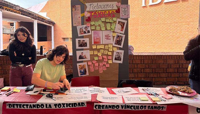 En la estación de relaciones tóxicas, las y los asistentes reflexionaron sobre la violencia emocional y los vínculos sanos.