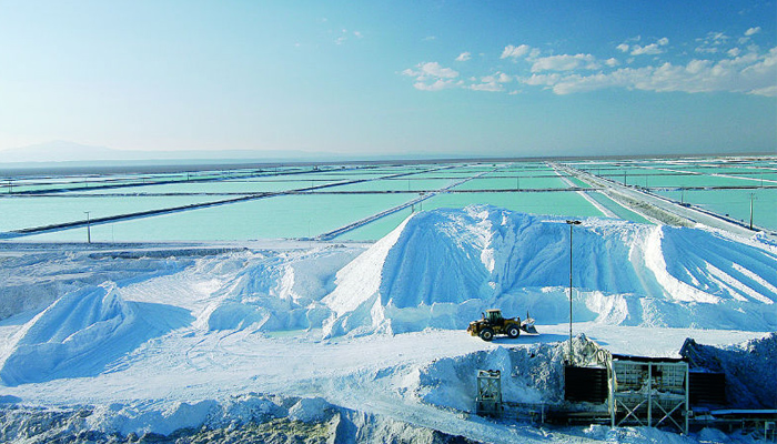 Explotación de litio en el Salar de Uyuni, en Bolivia. Imagen tomada de https://fundacionsolon.org