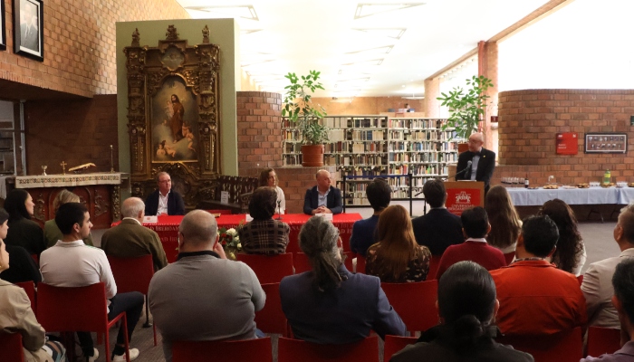 El Retablo de San José recuerda la importancia de la misión educativa jesuita.