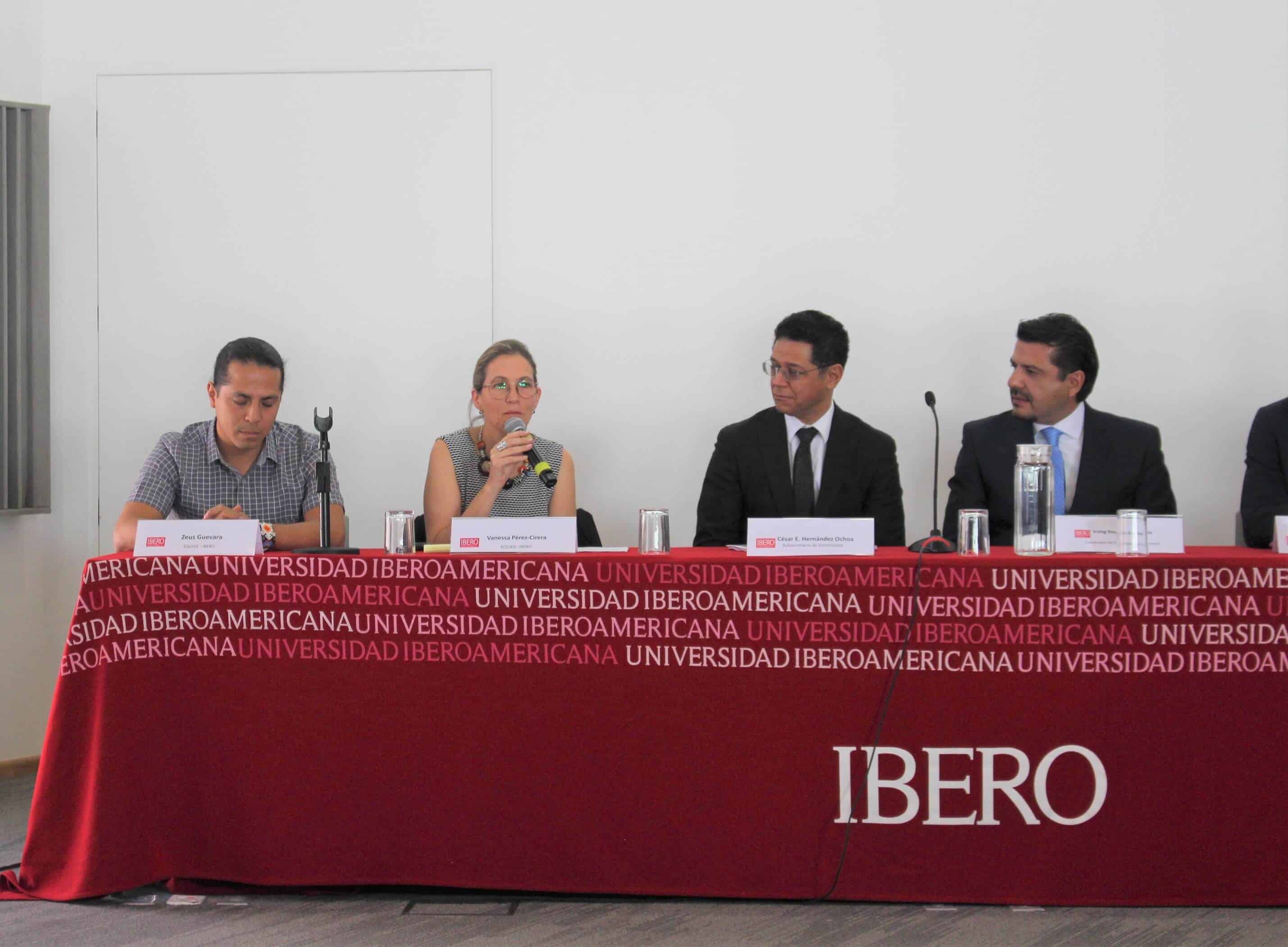 César Hernández Ochoa, subsecretario de Electricidad de la Sener; Irving Rosales, director del Departamento de Economía; Zeus Zamora del Equide. (Valentina González/IBERO).