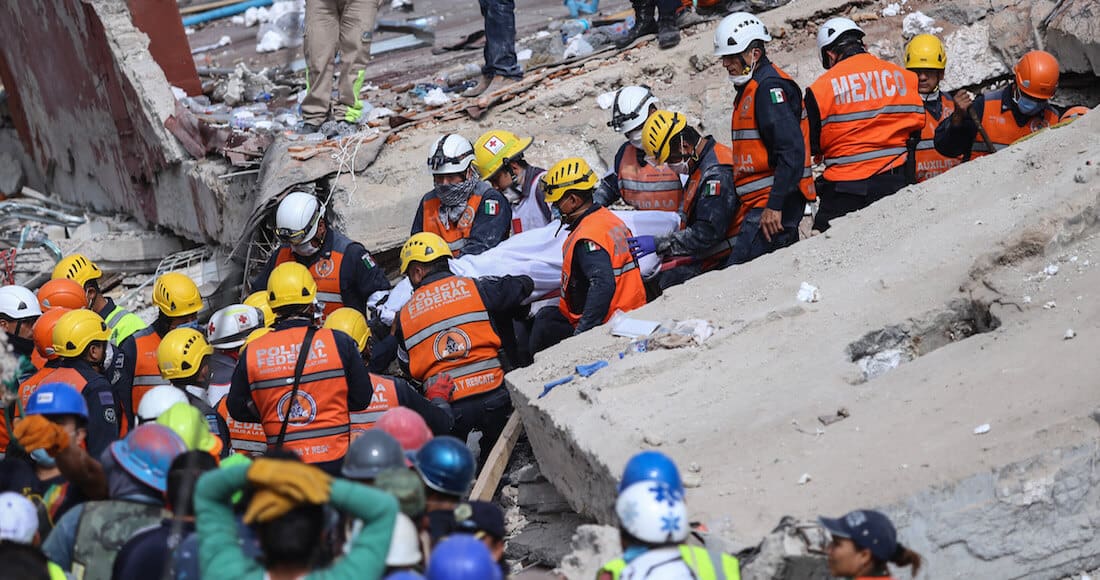 Voluntarios y brigadistas durante labores en el edificio desplomado en la colonia Obrera (Cuartoscuro).