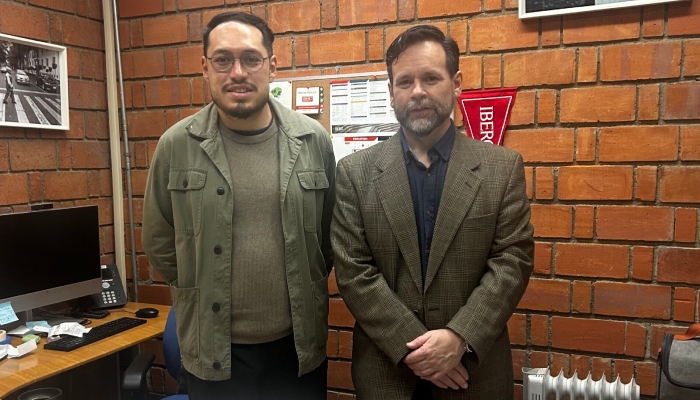 Mtro. Daniel Mendoza Luna, Coordinador de la Licenciatura en Ciencias Políticas y Administración Pública de la IBERO y el Dr. Rodrigo España Ruiz, de la Universidad de Los Lagos.