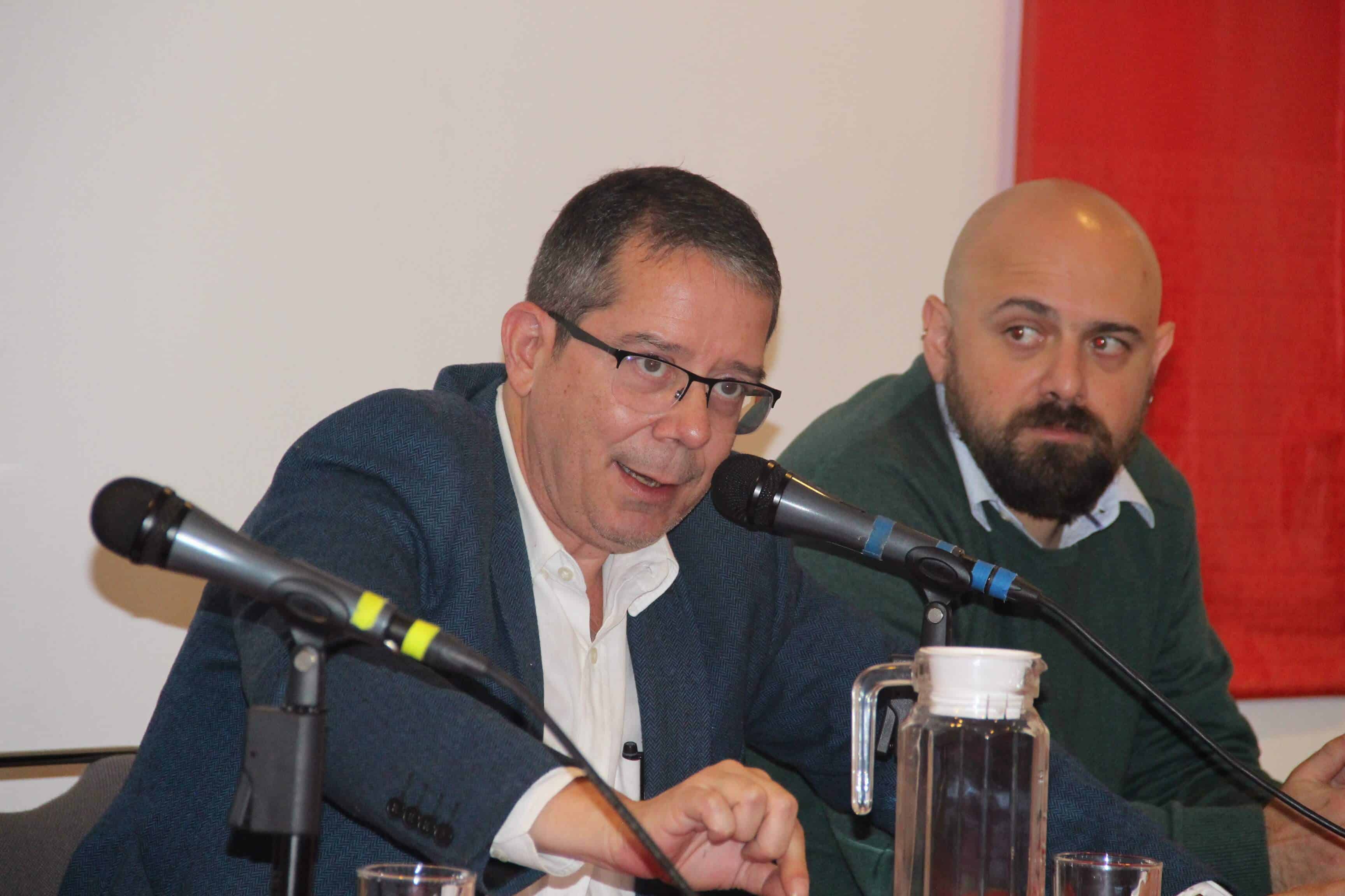 Jenaro Villamil y el Mtro. Federico Mastrogiovanni, coordinador de PRENDE (Valentina González/IBERO).