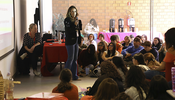 Paula Aguilar, especialista en violencia sexual infantil, durante su conferencia en la IBERO CDMX.