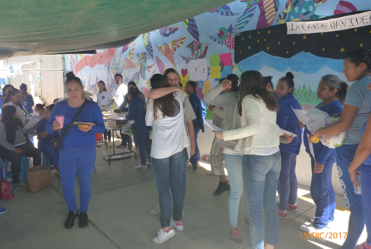 Imagen de las actividades que realizan las integrantes de La Cana con mujeres en cárceles (@LaCanamx).