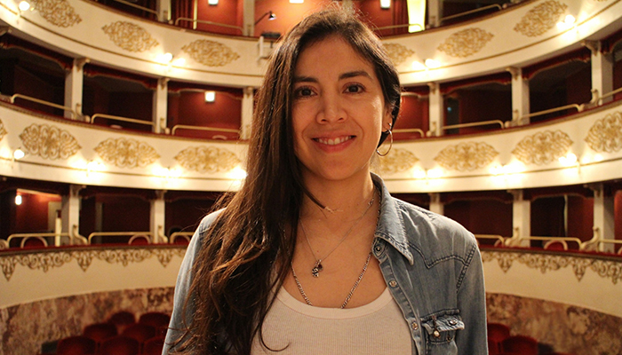 Yolanda Sanz, dramaturga egresada de la IBERO, en el Teatro Comunale Alice Zeppilli, Italia, donde se estrenó su obra “Nonnituber”, que dignifica la vejez desde el arte y el feminismo.