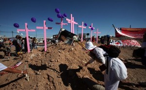 El 6 y 7 de noviembre de 2001 fueron encontrados, en un viejo campo algodonero dentro de Ciudad Juárez, ocho cuerpos de mujeres asesinadas con claras huellas de tortura sexual (Foto: Germán Canseco/Proceso)