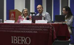 De izq. a der.: La Mtra. Sylvia Schmelkes, el Dr. Ricardo Sabates Ayza y la Dra. Jimena Hernández, durante la conferencia magistral organizada por el INIDE en la IBERO.