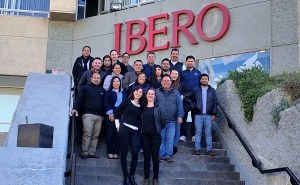 Participantes en el Taller de Técnicas de Negociación y Vecinos Inmobiliarios junto a la Mtra. Ana Monserrat López y la Dra. Louise David (al frente).