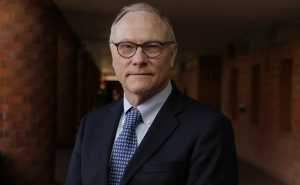 El Dr. David Card, Premio Nobel de Economía 2021, posa dentro del campus de la IBERO, en visita que hizo a nuestra Universidad.