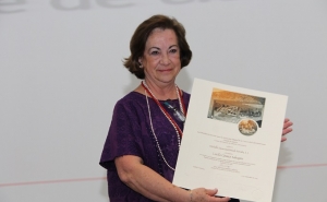 La Mtra. Lucila Gómez fue condecorada con la Medalla Juan Bazdresch.