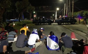 Jóvenes se manifiestan frente a elementos policiacos (Tomada del perfil de Harley Morales).