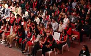 El alumnado egresado escuchando las palabras de las y los ponentes durante la ceremonia de egreso. (Foto: Elihú Cortés)