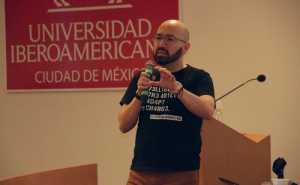 El Dr. Claudio Flores Thomas impartió la conferencia ‘Nuevas generaciones, nuevos paradigmas para el consumo de contenidos’. (Foto: Yazmín Mendoza)