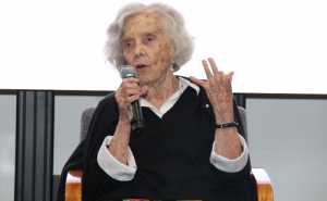 Aunque Elena domina el inglés, su lengua materna, así como el inglés y el español, decidió que este último fuera el idioma de su trabajo periodístico y literario. (Foto: Yazmín Mendoza)