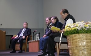(De izq. a der.) El Rector de la IBERO, padre David Fernández Dávalos; Paco Ignacio Taibo II, Carmen Aristegui y Alejandro Solalinde. (Foto: Alberto Hernández / IBERO).