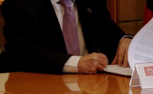 Firma convenio de honor para la creación de Seminario sobre el Bien Común (Foto: Alberto Hernández)