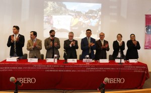 De izquierda a derecha, Mtro. Alfredo González Aguirre, coordinador de Estancia Externa; Dr. Juan Eduardo García, titular de la Dirección de Formación y Acción Social (DFAS); Dr. Alejandro Guevara Sanginés, vicerrector académico; Mtro. David Fernández Dávalos, Rector de la IBERO Ciudad de México·Tijuana; Mtro. Jorge Meza, director general de Vinculación Universitaria; C.P. Leopoldo Navarro Flores, director general administrativo; Mtra. Belinda Meixueiro Luna, coordinadora del Programa Técnico Superior Universitario (TSU); y Mtra. Rebeca Acevez, coordinadora del Programa de Servicio Social Universitario.