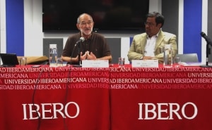 Dr. Xabier Pikaza durante conferencia en la IBERO (Ivan Cabrera/IBERO).