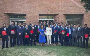 Egresadas y egresados de la segunda generación del Diplomado Escuela de Gerentes de Planta, junto a autoridades de la IBERO y Grupo Calidra, durante la ceremonia de clausura celebrada el 16 de mayo de 2025. Foto Carlos Elías Pérez Estrada