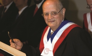 En 2011, Carlos Muñoz Izquierdo recibió el Doctorado Honoris Causa por parte de la IBERO.