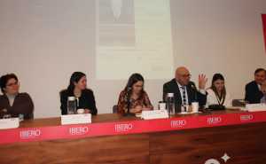 De izquierda a derecha, María Santoyo y Carolina Jiménez, estudiantes de Derecho; Mtra. Daniela Carrasco Berge; Dr. Fernando Sosa Pastrana; la estudiante de Derecho, Avril Celis Osorio, y Ricardo Ortega Soriano, Director del Departamento de Derecho de la IBERO.