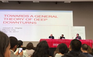 Joseph Stiglitz ofreció la conferencia "Globalización en el mundo desarrollado" (@uiaeconomia).
