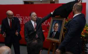 El evento incluyó la develación de un cuadro de Don Valentín Diez Morodo; aquí lo muestra junto al Rector y el Vicerrector.