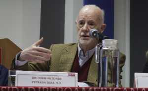 El Dr. Juan Antonio Estrada, S.J., durante su conferencia en la IBERO, donde abordó los retos y transformaciones de la Iglesia católica en el siglo XXI.