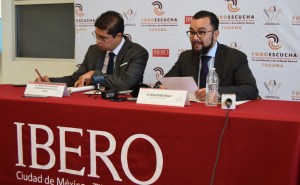 Lic. Gilberto Herrera Solórzano, coordinador de FORO ESCUCHA, e Dr. Hiram Padilla Mayer, Representante de la Oficina de Rectoría de la IBERO CDMX·Tijuana, durante la presentación del FORO ESCUCHA (Foto: IBERO Tijuana)