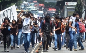 Un grupo de jóvenes marchan de Insurgentes a las instalaciones de Ciudad Universitaria (Foto: El Financiero)