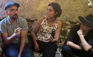 El director Ernesto Martínez Bucio, la coguionista Karen Plata y la actriz Carmen Ramos